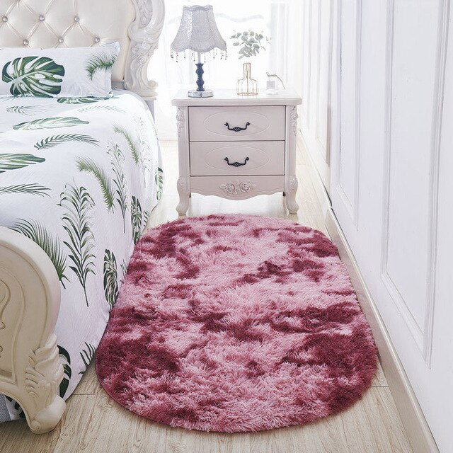 Alfombra morada ovalada y suave para dormitorio.