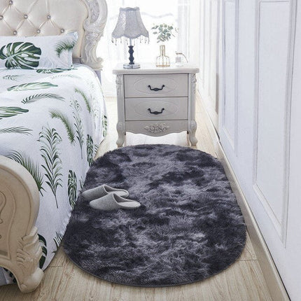Alfombra de dormitorio ovalada gris oscuro suave.