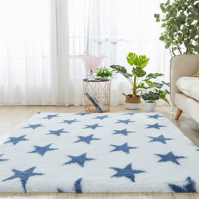 Alfombra infantil de estrellas azul y blanca.
