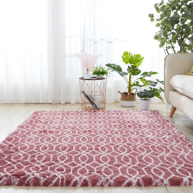 Alfombra shaggy geométrica en rojo y blanco.