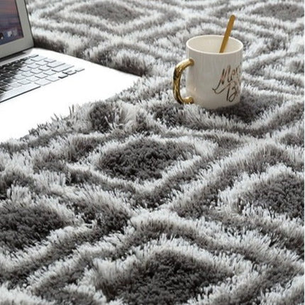 Alfombra shaggy bereber gris oscuro y blanca.