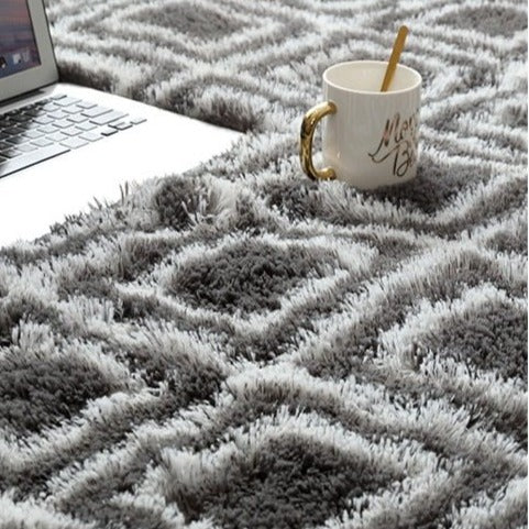 Alfombra shaggy bereber gris oscuro y blanca.