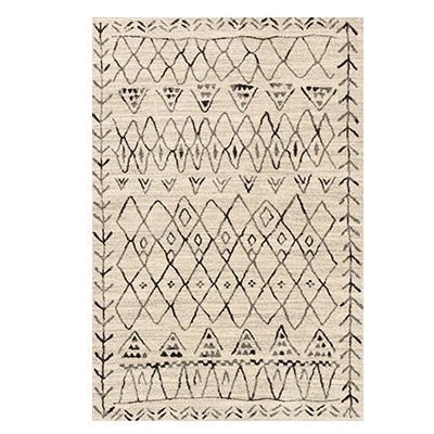 Alfombra beige de estilo bohemio y étnico.