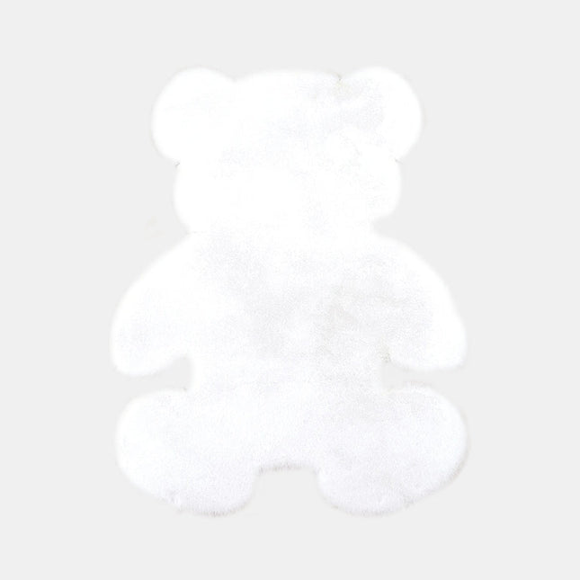 Alfombra infantil blanca con forma de osito.