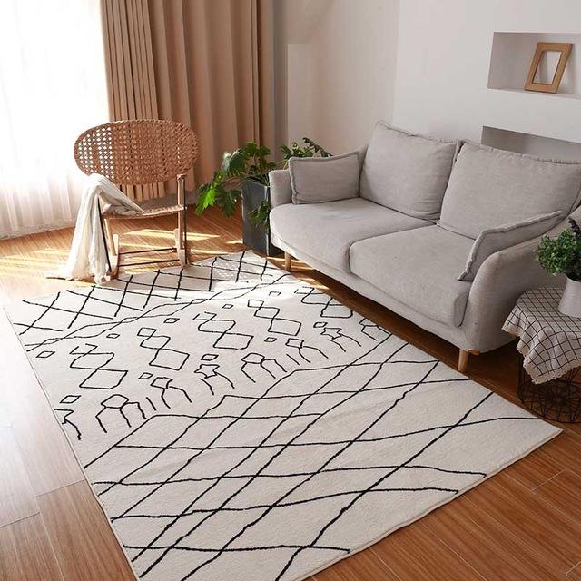 Alfombra marroquí blanca con dibujos geométricos