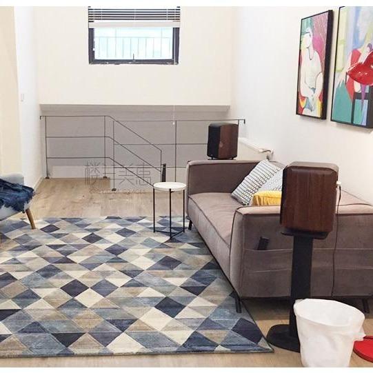 Alfombra de salón azul y blanca