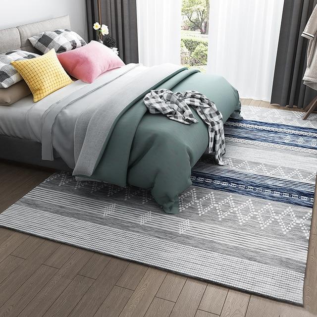 Alfombra azul para dormitorio con rayas