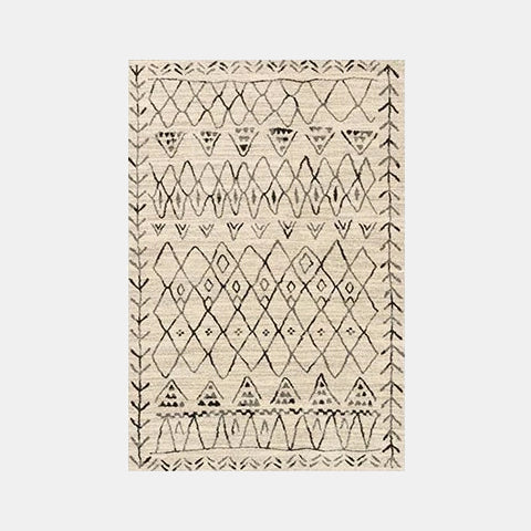 Alfombra beige de estilo bohemio y étnico.