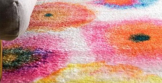 Alfombra de salón bohemia con flores