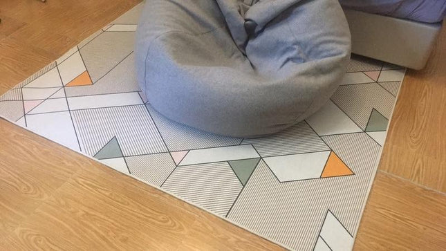 Alfombra contemporánea con detalles amarillos