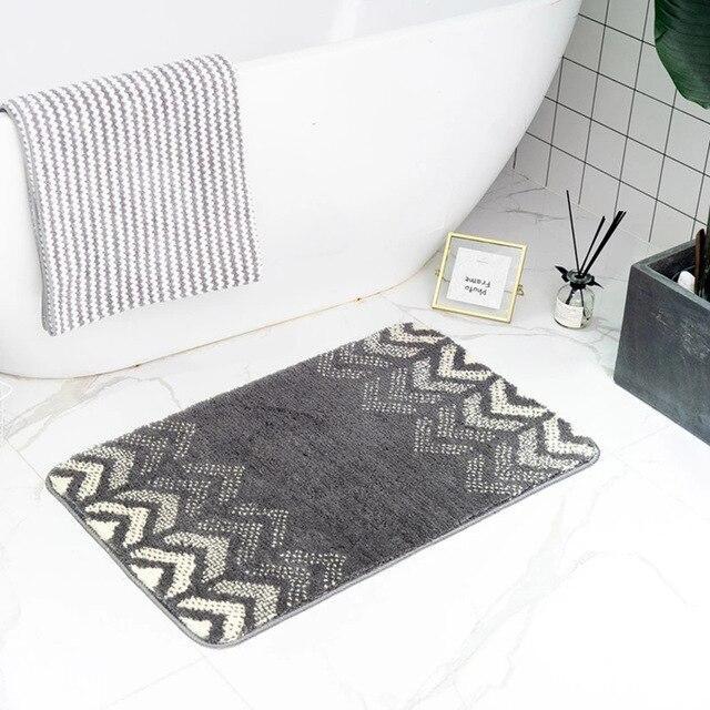 Alfombra baño gris con diseño geométrico