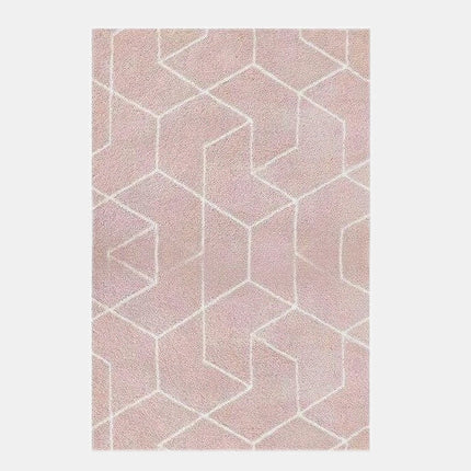 Alfombra geométrica shaggy de color rosa empolvado.